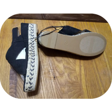 Load image into Gallery viewer, 9.5 A NEW DAY TRISTA CROSS TOE WOVEN PLATFORM BUCKLE BACK SANDALS, BLACK NWOB