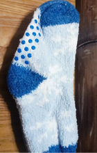 Load image into Gallery viewer, FROZEN TOGETHER FOREVER CHILDRENS 3 PAIRS FUZZY SOCKS (6/8, Indigo)