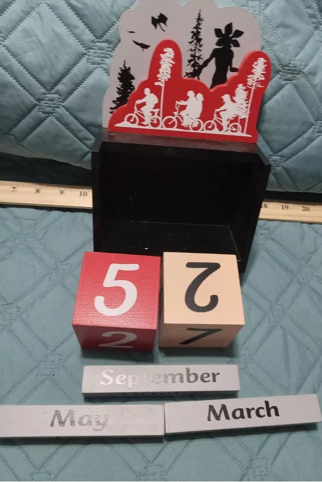 Stranger Things Block Calendar Perpetual Wood Dice Calendar Desk Display Scene
