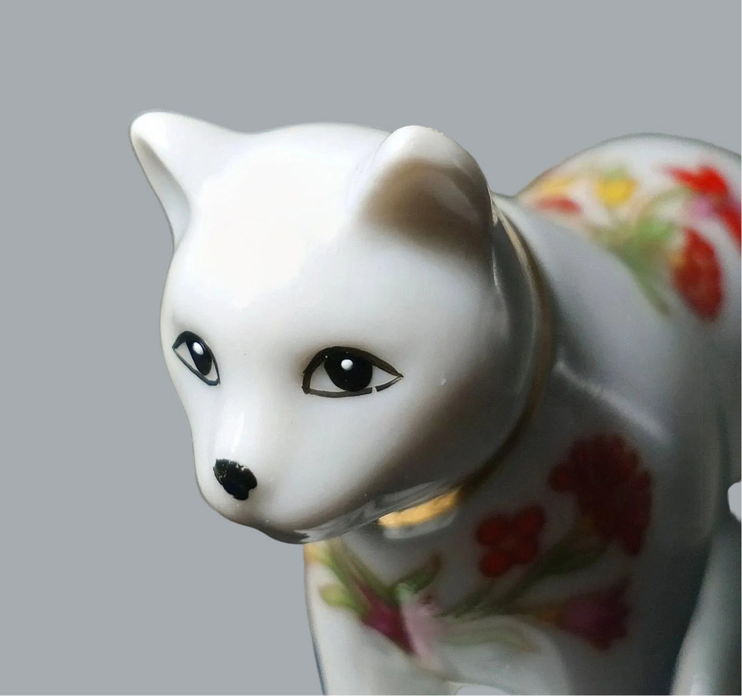 Franklin Mint Curio Cabinet Cat Kakiemon Floral Porcelain Figurine 1986