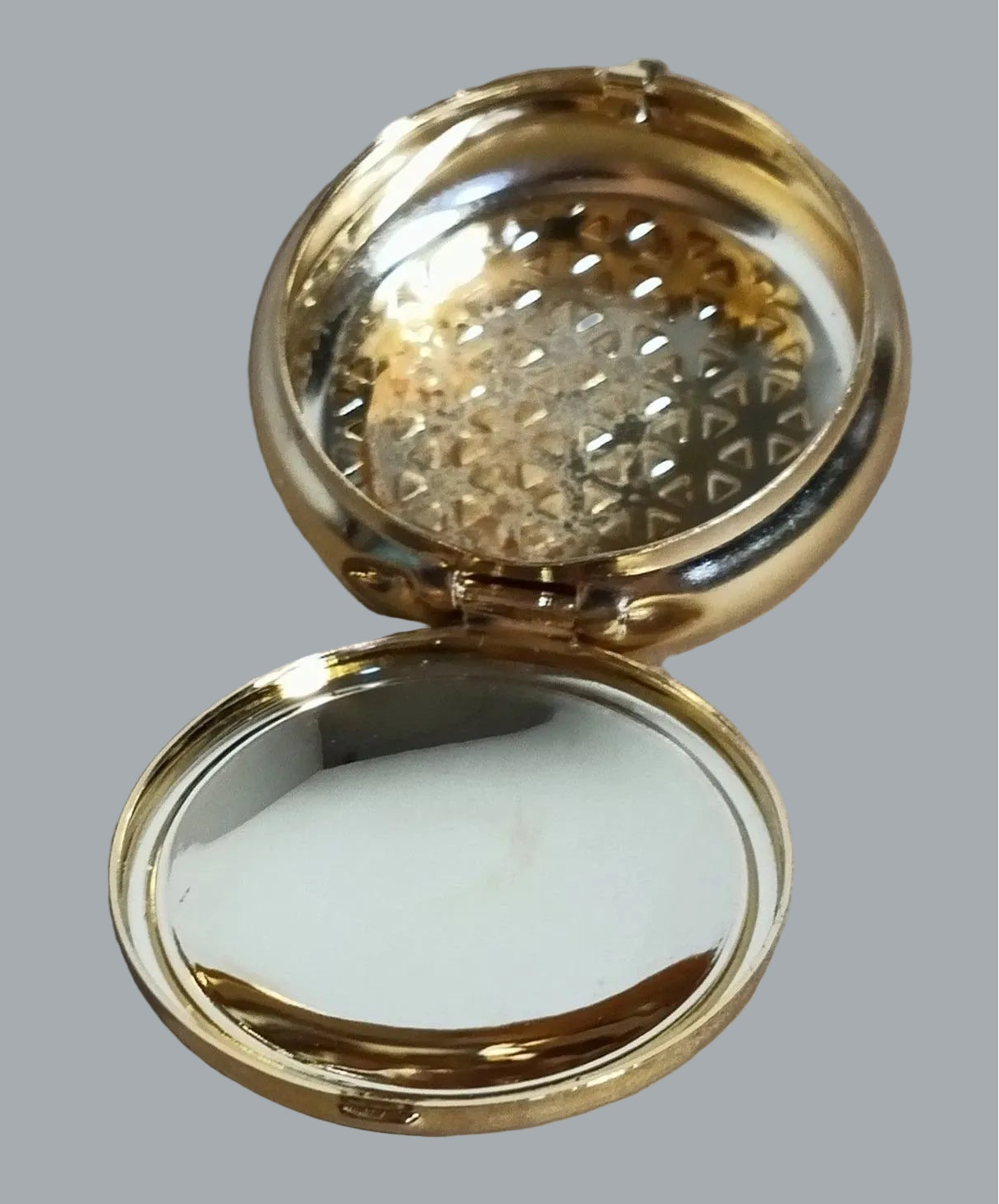 Celtic Trinity Knot Enamel Pill Box Trinket Case Gold Tone 1.5"