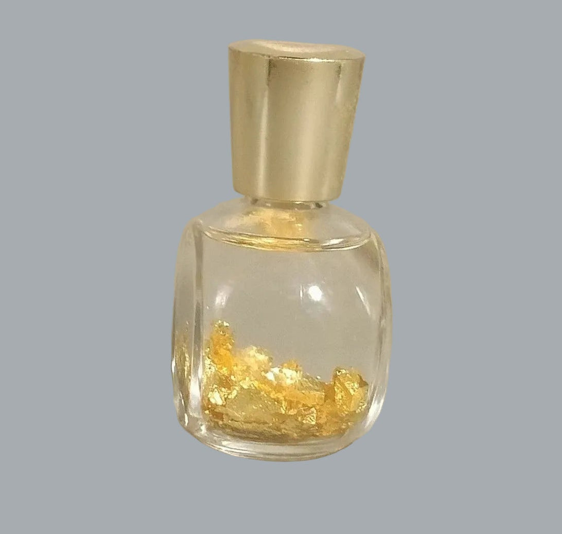 Alaska/Yukon souvenir bottle features decorative 23K gold flakes in clear liquid
