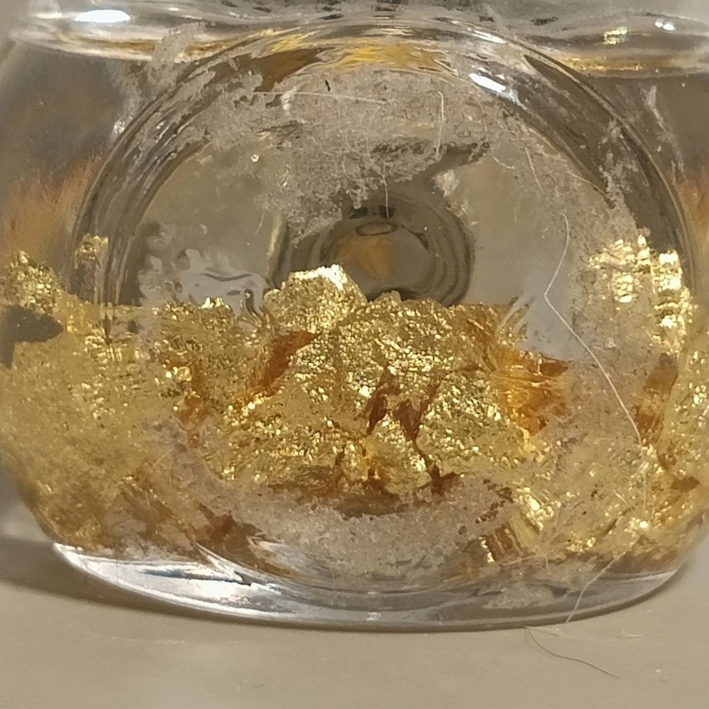 Alaska/Yukon souvenir bottle features decorative 23K gold flakes in clear liquid