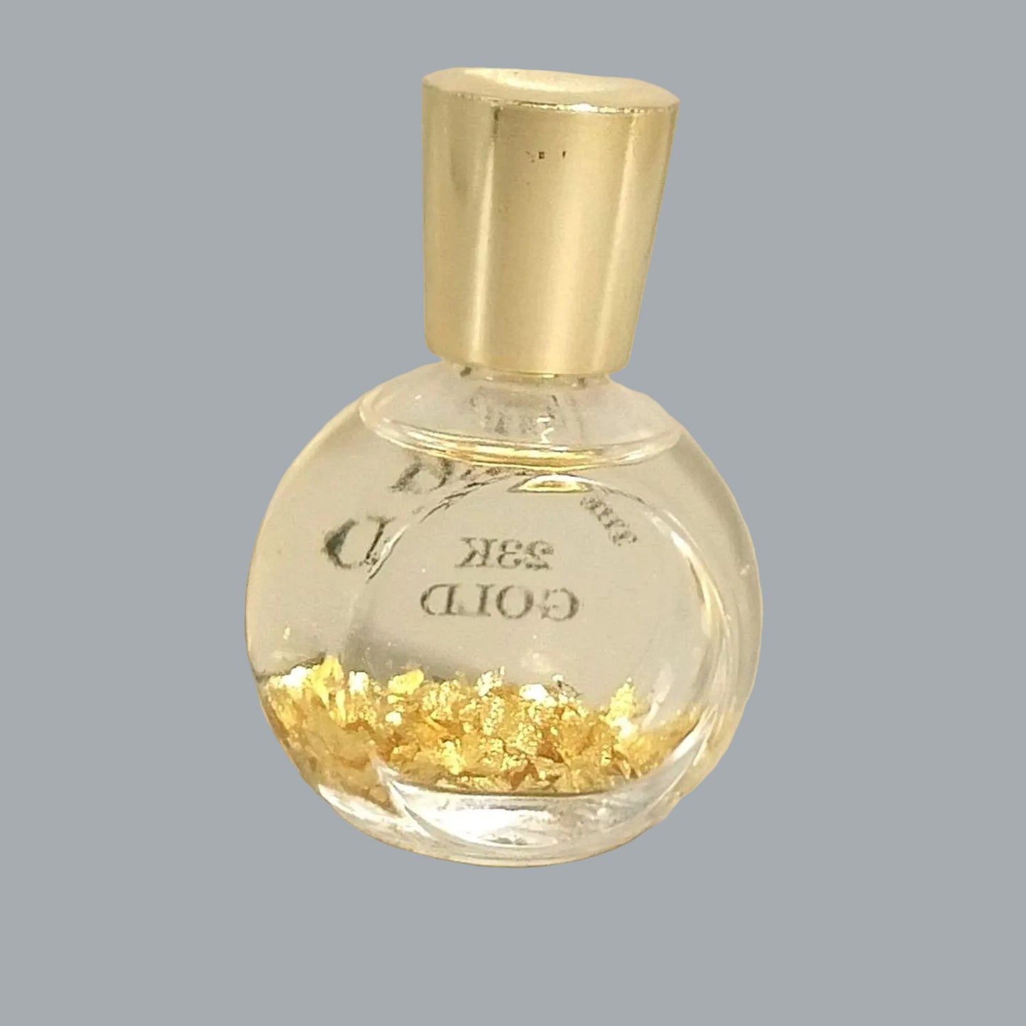 Alaska/Yukon souvenir bottle features decorative 23K gold flakes in clear liquid