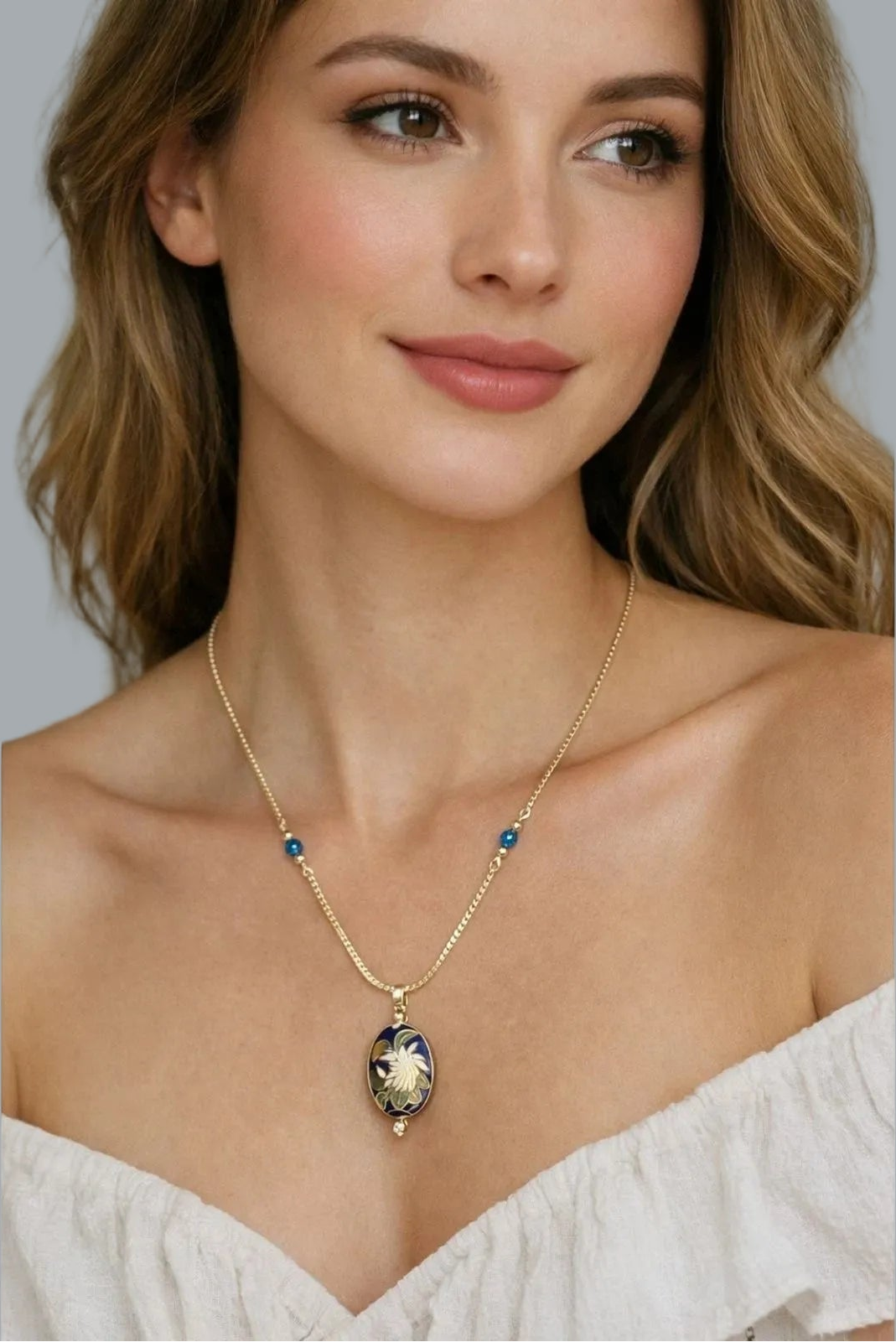 1980s Avon Goldtone Cloisonne Blue Oval Lily Flower Pendant Necklace 18"