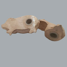 Load image into Gallery viewer, Rob Roy Cuddling Pigs Salt &amp; Pepper Shakers Preowned Ceramic Chip On Rear Foot
