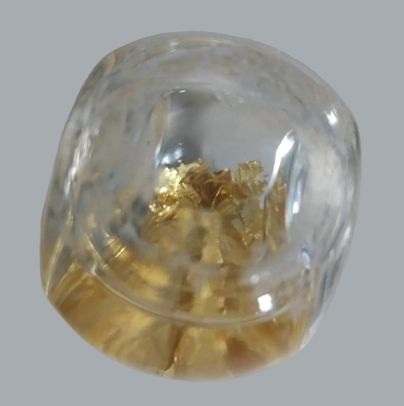 Alaska/Yukon souvenir bottle features decorative 23K gold flakes in clear liquid