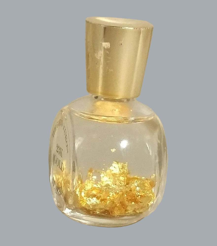 Alaska/Yukon souvenir bottle features decorative 23K gold flakes in clear liquid