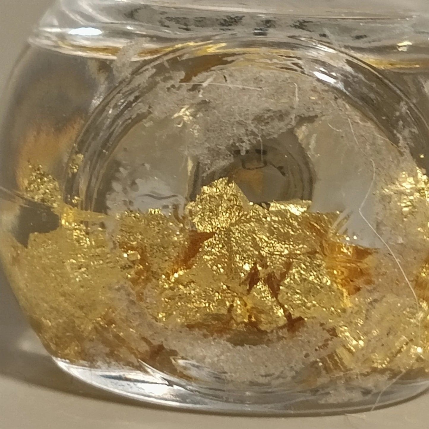 Alaska/Yukon souvenir bottle features decorative 23K gold flakes in clear liquid