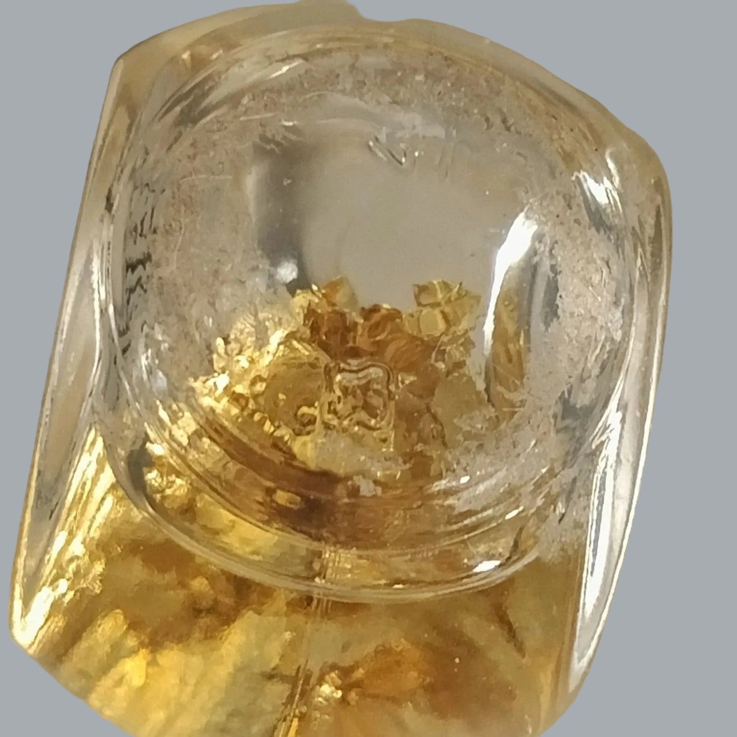 Alaska/Yukon souvenir bottle features decorative 23K gold flakes in clear liquid