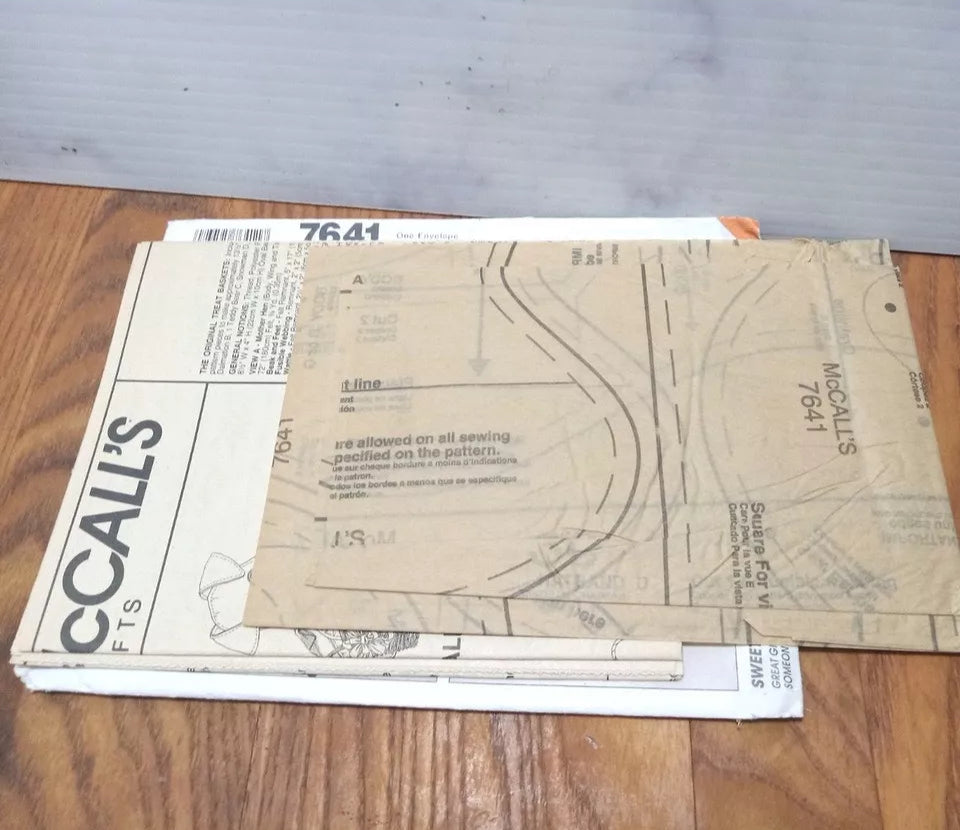 McCall's 7641 Gift Baskets Hen Snowman Lion Bear Dalmation Santa Mrs 1995 Uncut